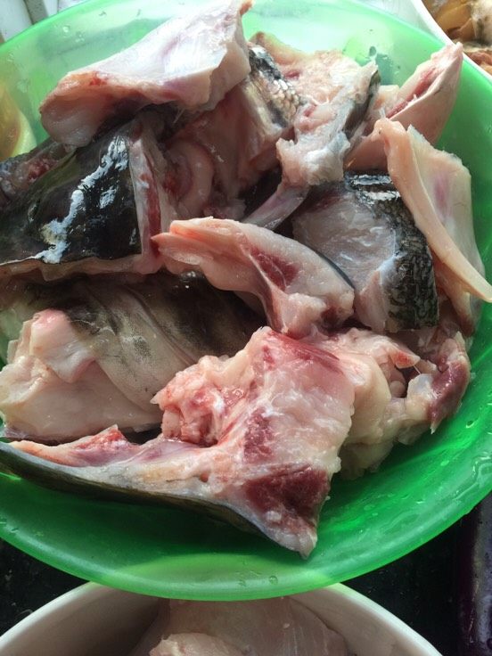 奶白鱼头汤,鱼头切大块