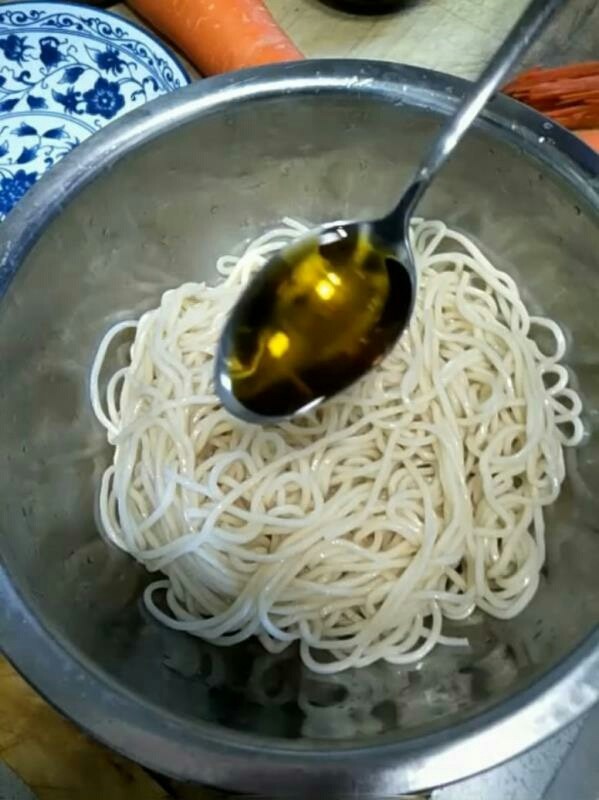 家常炒面,捞出切面投一下水,去除多余水分放点熟油搅拌一下,目的是炒配料时候防止切面粘连。