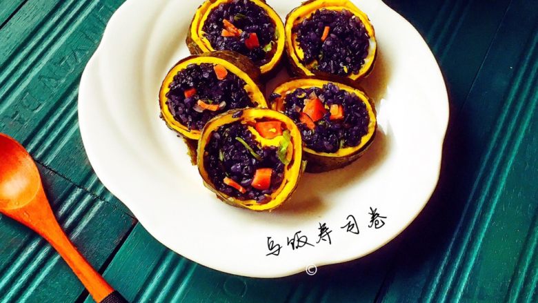 乌饭寿司卷,美美的寿司卷是不是诱惑到你了?那就快快动手做起来吧。