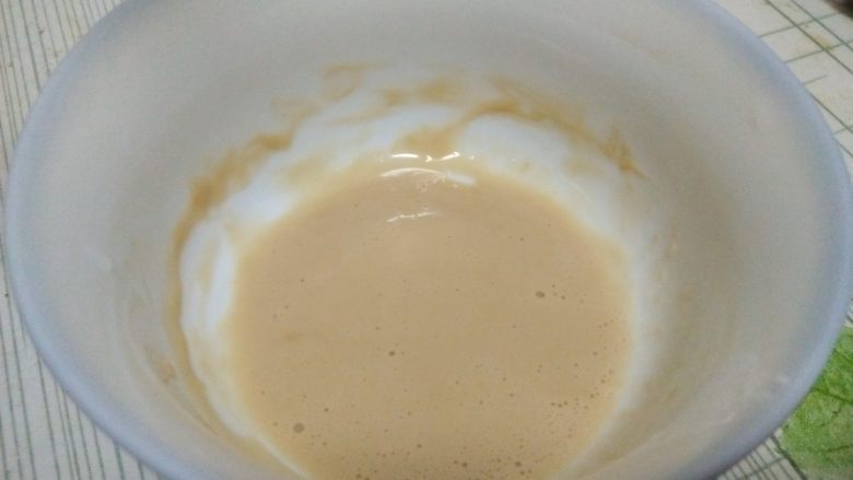 酸奶软欧,酵母+5克水混合至酵母融化;