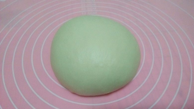 酸奶软欧,启动“和面”程序,揉至可拉起大片薄膜(约15分钟);