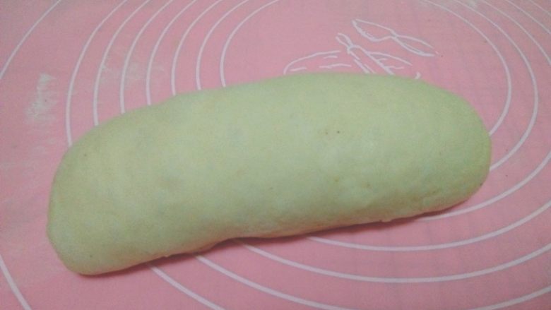 酸奶软欧,自上而下卷成圆柱形;
