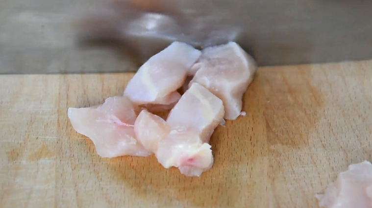 宫保鸡丁这样做简单美味,99%的都学会了,鸡肉切条再改刀切丁