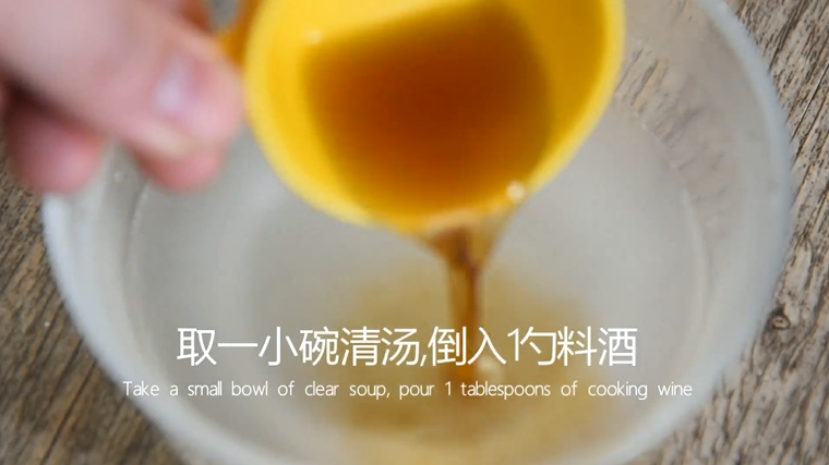 宫保鸡丁这样做简单美味,99%的都学会了,取一小碗清汤,倒入1勺料酒、半勺老抽、1茶匙糖,拌匀备用