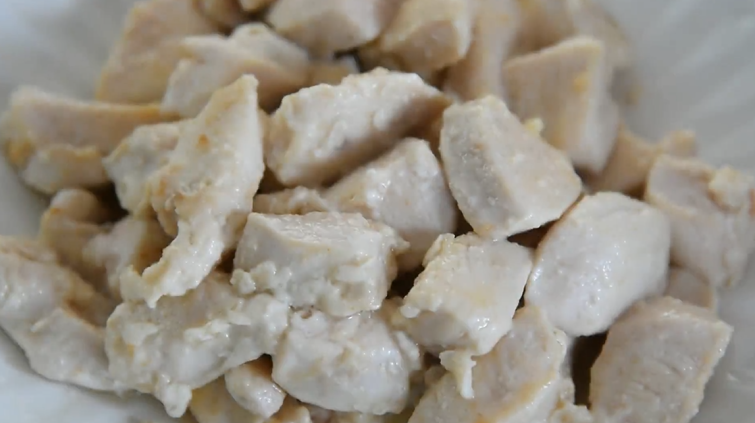 宫保鸡丁这样做简单美味,99%的都学会了,炒至熟透,将炒熟的鸡丁盛出备用