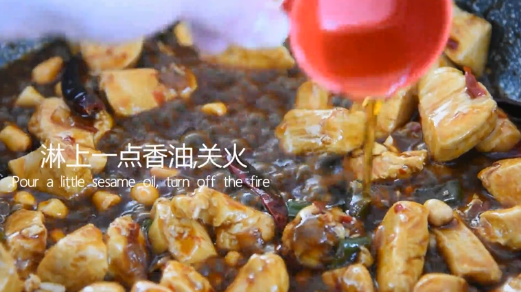 宫保鸡丁这样做简单美味,99%的都学会了,淋上一点香油
