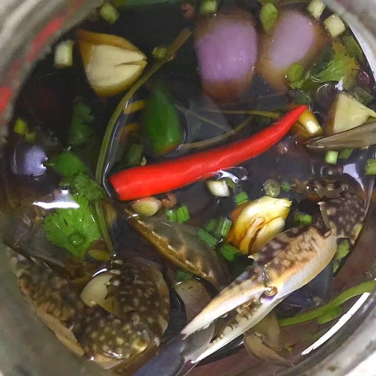 蟹味冰淇淋,放入螃蟹,水要满过蟹身,放入冰箱保鲜区腌制24小时既可捞起,一只蟹分一个保鲜袋装包存放冰箱冷冻区保存!吃时开袋切蟹既可食用。