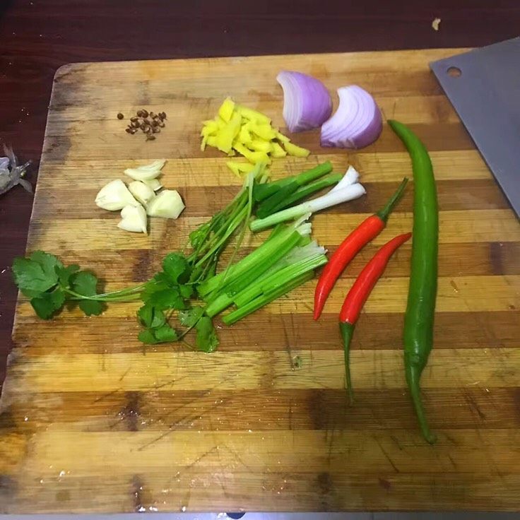 蟹味冰淇淋,准备配料 姜蒜 洋葱切块