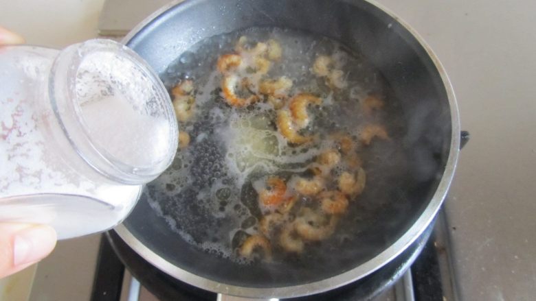 虾仁扒芥蓝,再加入适量的盐调味;