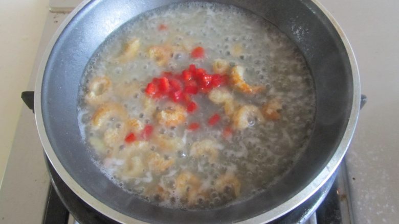 虾仁扒芥蓝,最后加入点红椒末即可;