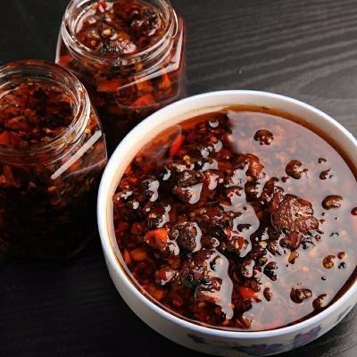 面条鸡蛋饼,准备好香辣牛肉酱和刷子,当然大家也可以换上自己喜欢的酱料