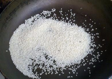 面条鸡蛋饼,这道菜的灵魂,就是现炒好的白芝麻,小火把芝麻炒香