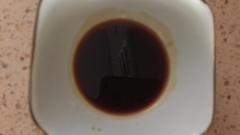 干锅土豆鸡翅,调料汁可以提前兑好也可以一会再依次放入。(提前兑好就是把所有调料混合搅拌均匀即可)