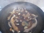 酱鸡爪,锅中放入油,姜片,葱段,蒜片,红干椒,豆瓣酱,加入清水后,酱油,老抽,十三香,糖,再把,烫好的鸡爪,放入锅中盖上锅盖30分钟后慢慢收汁,适合中火,在这个同时,还有两个调料没有放,那就是盐和味精,前面已经加了酱油和豆瓣酱了收汁的时候已经起到了鲜了,这时候可以尝一下适不适合自己的口味,可以自己加点味精和盐,盐一定要少放哦!