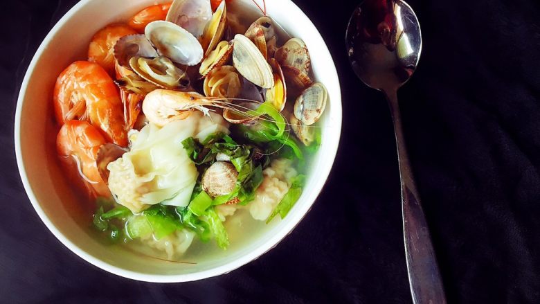 三鲜小馄饨,出锅成品,美美的。(不好意思,海鲜我放在另一个锅里煮忘了拍照片。)
