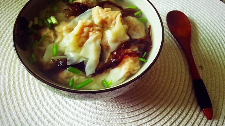 三鲜小馄饨,不喜欢海鲜的亲,也可以像我一样放点紫菜,放点葱,简简单单的一碗馄饨,最原始的味道,