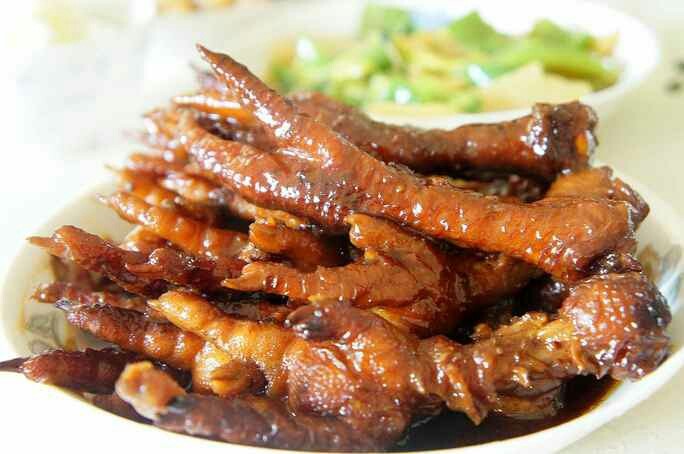 酱鸡爪,这个做法不仅只有鸡爪,有鸡翅,鹅翅,鸭掌,……这个做法只是其中一部分,想要了解的朋友可以问我或者私聊我