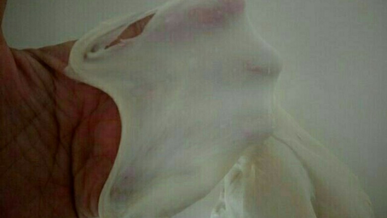 澎湖咸饼,面皮材料混合后揉成团。揉成可以拉出膜的状态。不用太薄啊!盖保鲜膜静置20分钟。