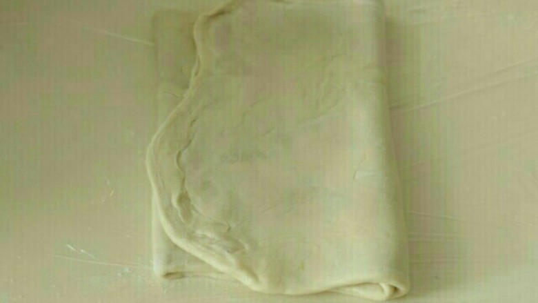 澎湖咸饼,在左右两边对折,一半皮压在另一半上,这样就叫3折。静置10分钟。一共做3折3次,每次都静置10分钟。