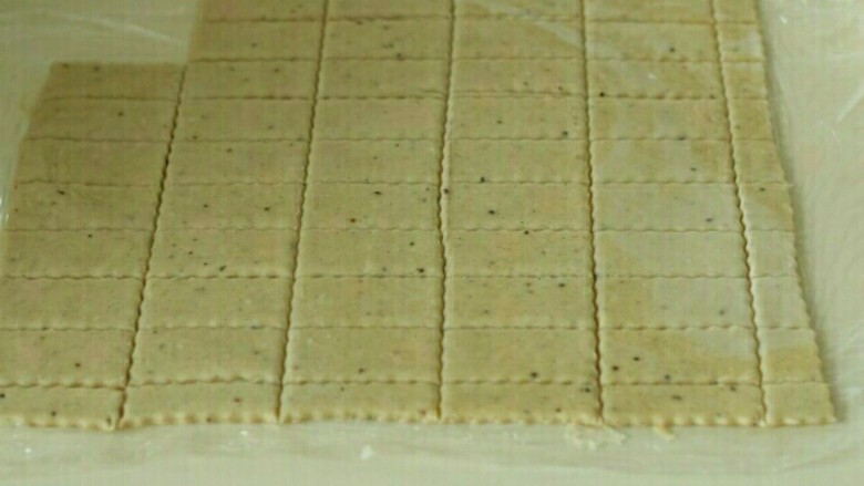 澎湖咸饼,用刀切成厚0.3厘米,6*3厘米的长方片,放入烤盘,戳洞。