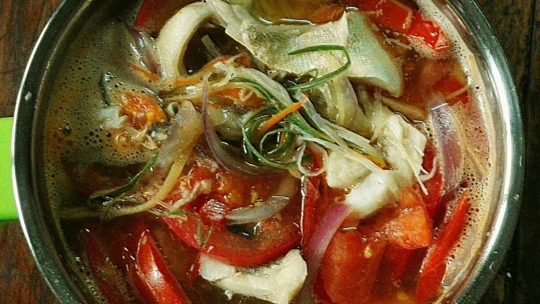番茄鲫鱼汤,1.<a style='color:red;display:inline-block;' href='/shicai/ 377'>鲫鱼</a>洗净，切片；胡萝卜、葱，切丝；<a style='color:red;display:inline-block;' href='/shicai/ 59'>番茄</a>、<a style='color:red;display:inline-block;' href='/shicai/ 29'>洋葱</a>切片，备用。2.<a style='color:red;display:inline-block;' href='/shicai/ 29'>洋葱</a>铺在锅底，再盖上<a style='color:red;display:inline-block;' href='/shicai/ 59'>番茄</a>，接着放<a style='color:red;display:inline-block;' href='/shicai/ 377'>鲫鱼</a>片，再盖上<a style='color:red;display:inline-block;' href='/shicai/ 59'>番茄</a>片，撒上胡萝卜丝和葱丝。3.先倒入一勺半的料酒、香醋，接着倒入三碗温水，和调味料。4.盖上锅盖，一直到煮开。搅拌一下，倒入食用油和香油，搅拌均匀。5.盖上锅盖，接着煮8分钟左右，就行了。