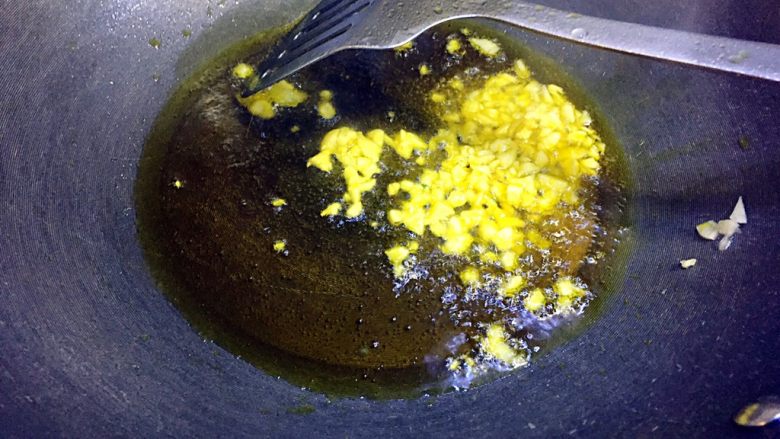 蒜泥空心菜,锅里倒入适量的菜籽油，大火烧八成热，改中火，放入蒜泥炒香；