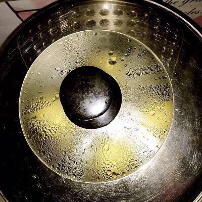 小鸡玉米馒头,人见人爱,花见花开,大火水烧开后转中火蒸15分钟关火。