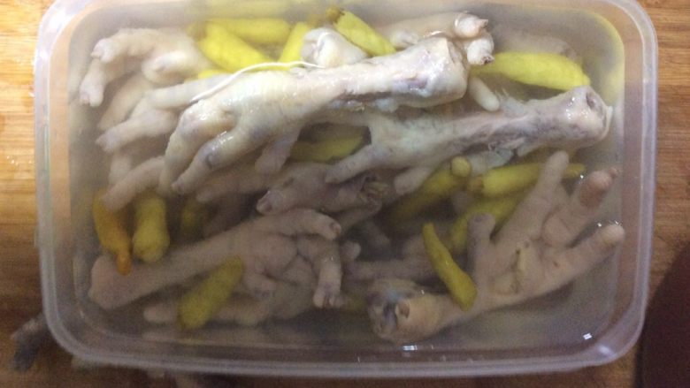 泡椒凤爪,煮好后清水多洗几遍，去掉油脂和暴发户。取一干净能密封的容器，把煮好凉透的鸡爪放到盒子内，加入300克<a style='color:red;display:inline-block;' href='/shicai/ 703'>泡椒</a>（包括盛<a style='color:red;display:inline-block;' href='/shicai/ 703'>泡椒</a>的<a style='color:red;display:inline-block;' href='/shicai/ 703'>泡椒</a>水），剩下的盐，纯净水，1/4勺<a style='color:red;display:inline-block;' href='/shicai/ 10588'>糖</a>，1勺料酒，1勺<a style='color:red;display:inline-block;' href='/shicai/ 715'>白醋</a>。纯净水不拘泥于一碗，加到所有材料都没住即可。