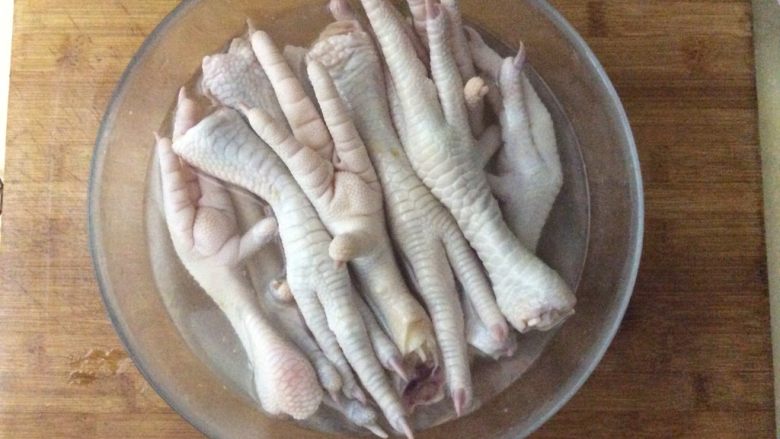 泡椒凤爪,<a style='color:red;display:inline-block;' href='/shicai/ 89'>鸡爪</a>洗干净