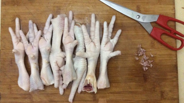 泡椒凤爪,剪去指甲。在这里可以把鸡爪分段切成小块，方便煮也方便入味。我🔪有点钝了，切鸡爪费劲，所以我干脆直接整个腌。