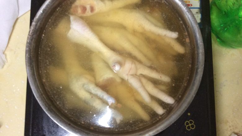 泡椒凤爪,鸡爪入锅，以水没过为好。放<a style='color:red;display:inline-block;' href='/shicai/ 3746'>大料</a><a style='color:red;display:inline-block;' href='/shicai/ 700'>花椒</a><a style='color:red;display:inline-block;' href='/shicai/ 37'>姜</a>片，再倒入2勺<a style='color:red;display:inline-block;' href='/shicai/ 718'>料酒</a>。大火煮开，撇去浮沫