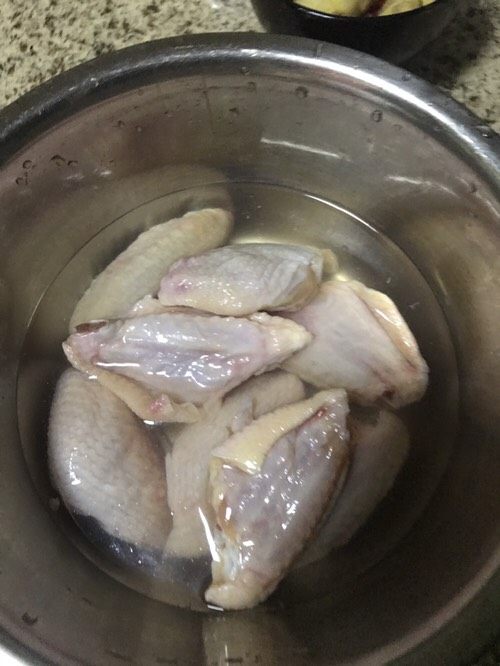 炸鸡翅
,清洗，准备出水