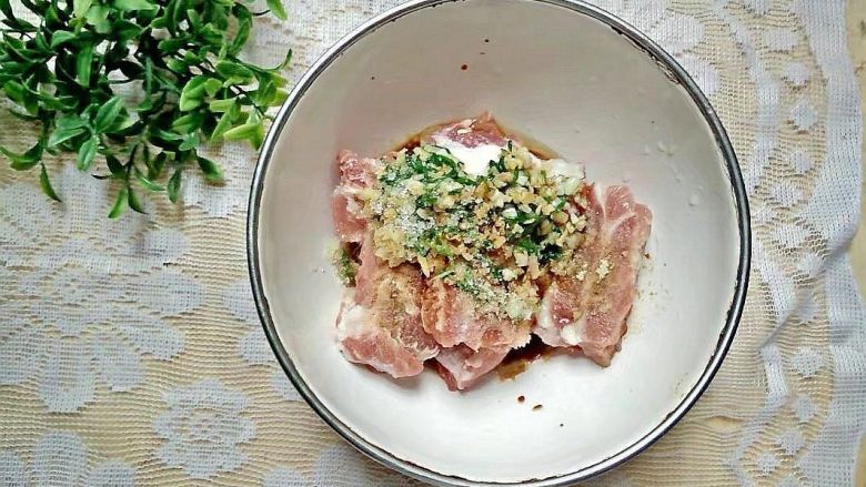 砂锅蒜香烧排骨,
排骨放入碗里,葱姜蒜放入,所有调料放入搅拌均匀,腌制五个小时