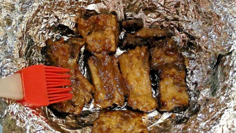砂锅蒜香烧排骨,
烤好上色后,把排骨反面,再刷上油和蜂蜜烤5分钟就可以了