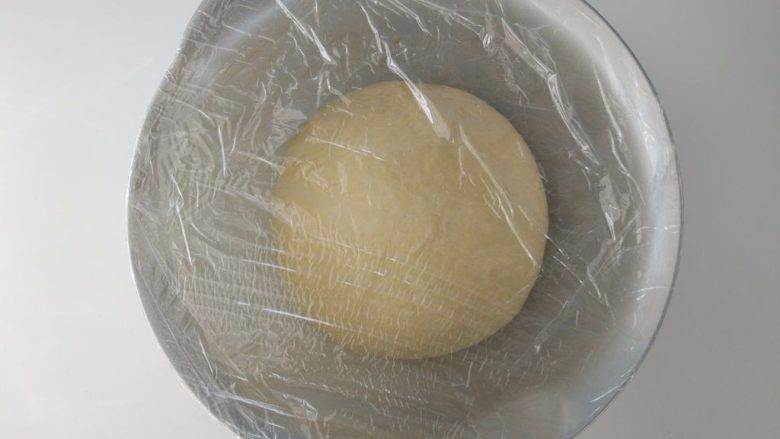 小黄人巧克力甜甜圈,团成团,放入盆中盖好,室温发酵