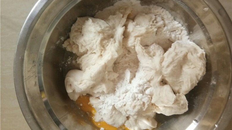 椰蓉奶酥面包,发酵好的中种面团撕成小块,加入主面团除黄油外的材料混合揉成光滑面团。