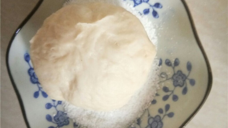 椰蓉奶酥面包,在面团表面刷上蛋液或水,在沾满椰蓉。
