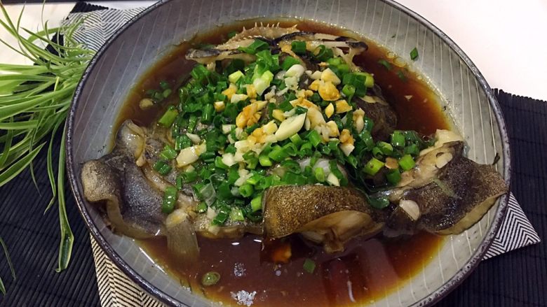 葱油鸦片鱼头,锅里注入适量的油,烧热,一定要油冒烟哦,然后将热油浇鱼头上即可。