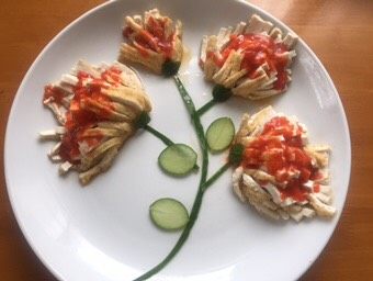 金菊豆腐(斋菜),切四小片黄瓜皮放在菊花豆腐尾部,当花骨。将煮好的辣椒酱汁淋在菊花豆腐上。