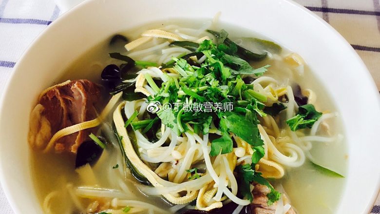 丁氏烩面,吃的时候搭配糖蒜吃,口感更好!毕竟作为营养师控盐严,此时来点小菜增加风味。
