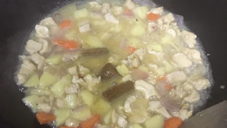 咖喱土豆鸡,剩一半的水的时候加入咖喱和青椒,小火搅拌