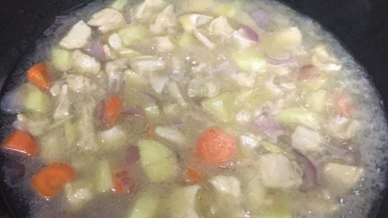 咖喱土豆鸡,加入水没过食材,把炒好的鸡肉一起倒进去
水下多点比较好哦