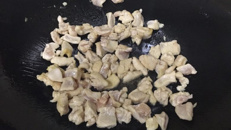 咖喱土豆鸡,热锅下油,炒鸡肉至变色盛起备用