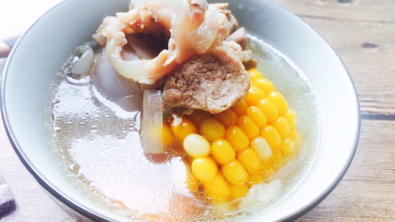 胡萝卜玉米骨头汤,筷子轻轻一拨,肉就脱骨了,汤超级鲜,筒骨里还有骨髓,刺溜一吸,大满足。。。
