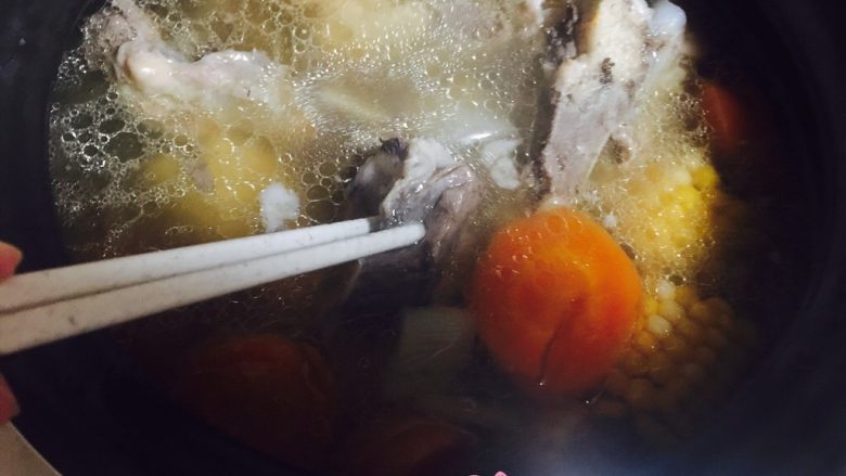 胡萝卜玉米骨头汤,盐最后再加,提前加的话筒骨上的肉不容易炖烂