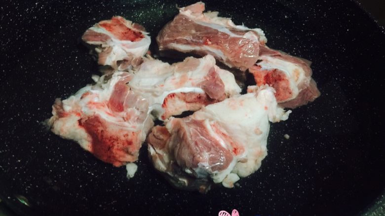 胡萝卜玉米骨头汤,锅内添加适量的水,盖住筒骨就行,大火烧开绰掉血水和浮沫