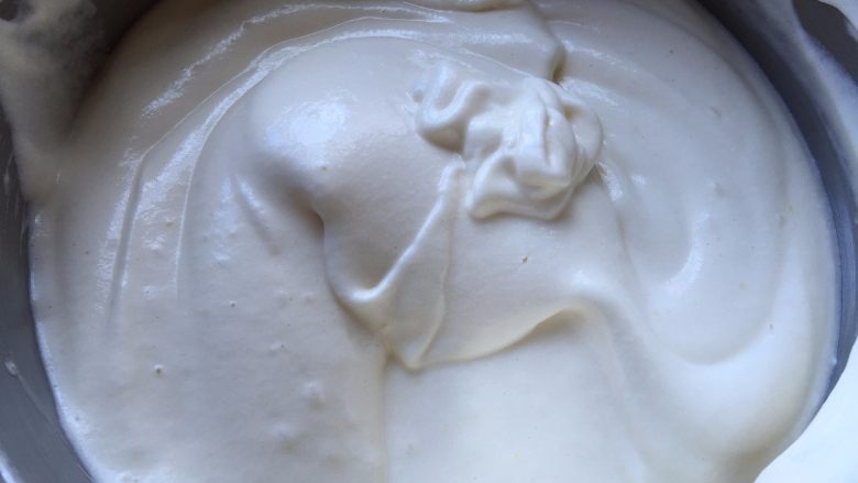 缤纷水果奶油蛋糕,蛋糕糊倒入剩余的蛋白霜中,用同样的方式拌匀,如果容器是直角的,最后需要用硅胶刮刀兜底翻拌,避免部分蛋白霜沉底没有被拌匀