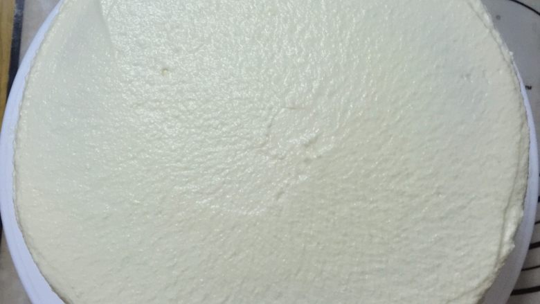 缤纷水果奶油蛋糕,盖第三层蛋糕后,先放厚厚的奶油在上面,然后抹平;再放厚厚的奶油在侧面,抹平整(其实这种状态可以直接装饰了)