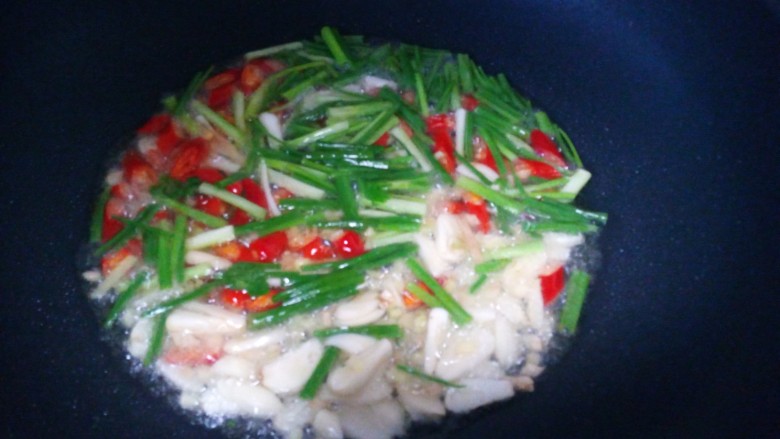 牛柳麻辣香锅,热锅冷油(油多些),放入葱 姜 蒜 辣椒炒出香味
