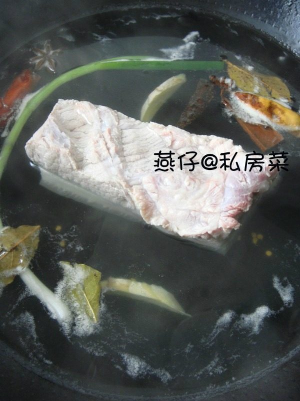 盐焗白肉,如图<a style='color:red;display:inline-block;' href='/shicai/ 428'>五花肉</a>洗净，下锅，加入生姜、<a style='color:red;display:inline-block;' href='/shicai/ 3250'>葱</a>、<a style='color:red;display:inline-block;' href='/shicai/ 695'>八角</a>、<a style='color:red;display:inline-block;' href='/shicai/ 710'>桂皮</a>、<a style='color:red;display:inline-block;' href='/shicai/ 741'>香叶</a>、<a style='color:red;display:inline-block;' href='/shicai/ 86474'>干辣椒</a>一同煮15分钟后；